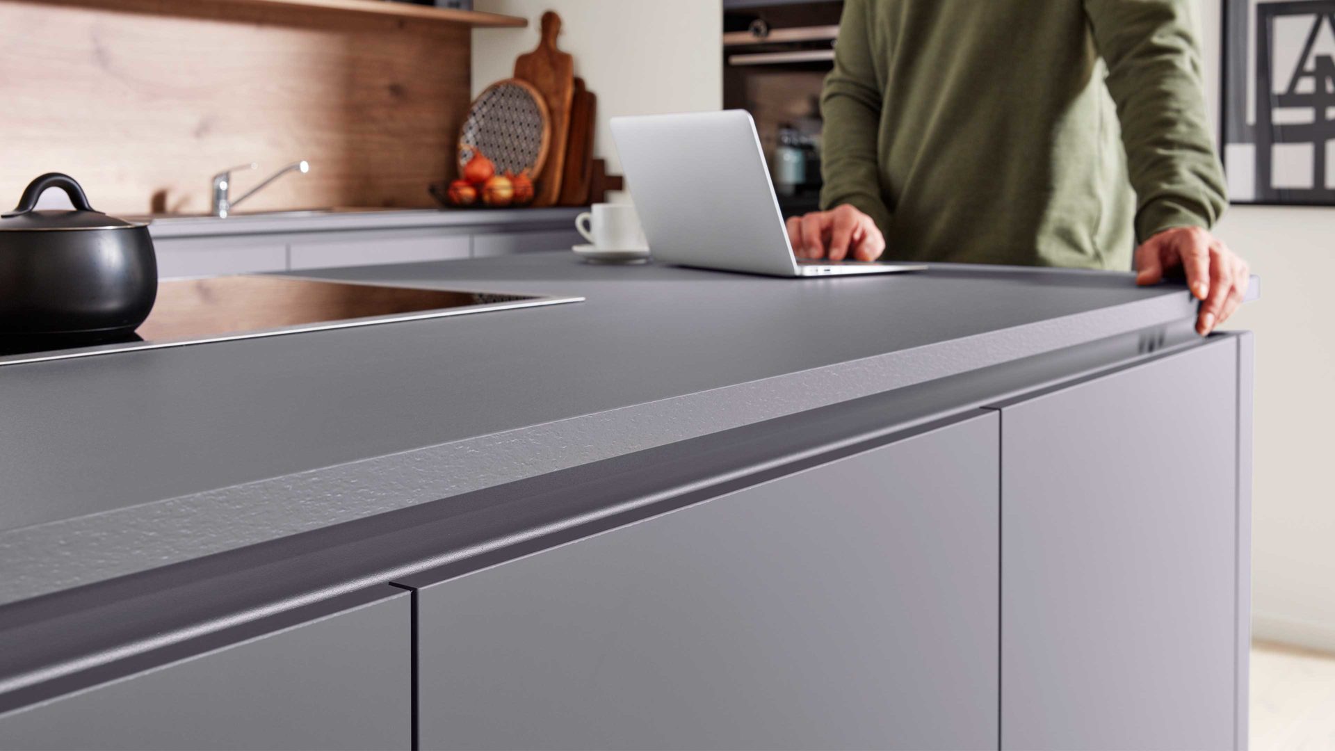 Einbauküche Interliving aus Holz in Grau Interliving Küche Serie 3030 mit SIEMENS Einbaugeräten Quarzgrau & Steineiche - dreizeilig