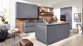 Einbauküche Interliving aus Holz in Grau Interliving Küche Serie 3030 mit SIEMENS Einbaugeräten Quarzgrau & Steineiche - dreizeilig