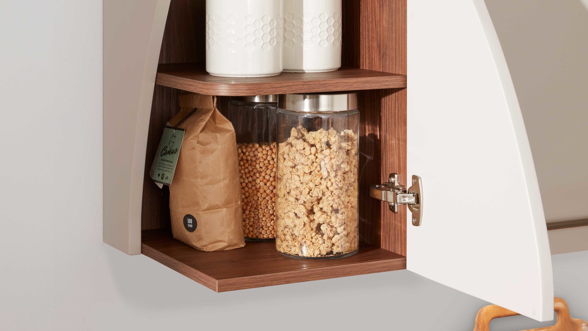 Einbauküche Interliving aus Holz in Beige Interliving Küche Serie 3005 mit privileg Einbaugeräten Sahara & Nussbaum – Stellfläche ca. 242 x 335 cm