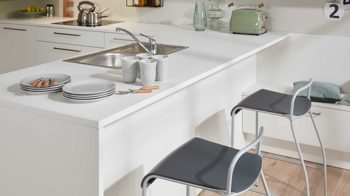 Einbauküche Interliving aus Holz in Weiß Interliving Küche Serie 3010 mit privileg Einbaugeräten Weiß & Avocado – vierzeilig