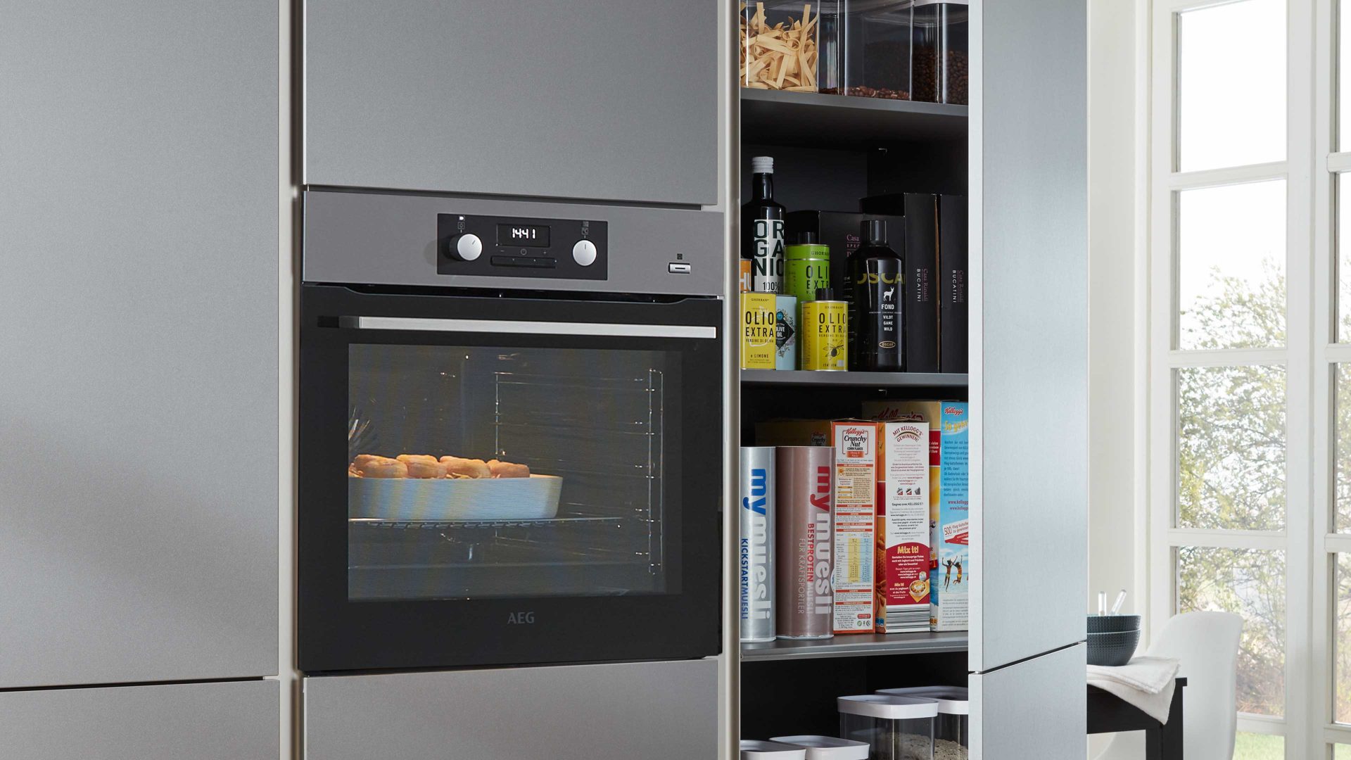 Einbauküche Interliving aus Holz in Grau Interliving Küche Serie 3017 mit AEG Einbaugeräten Quarzgrau & Quarzgrau Metallic – zweizeilig