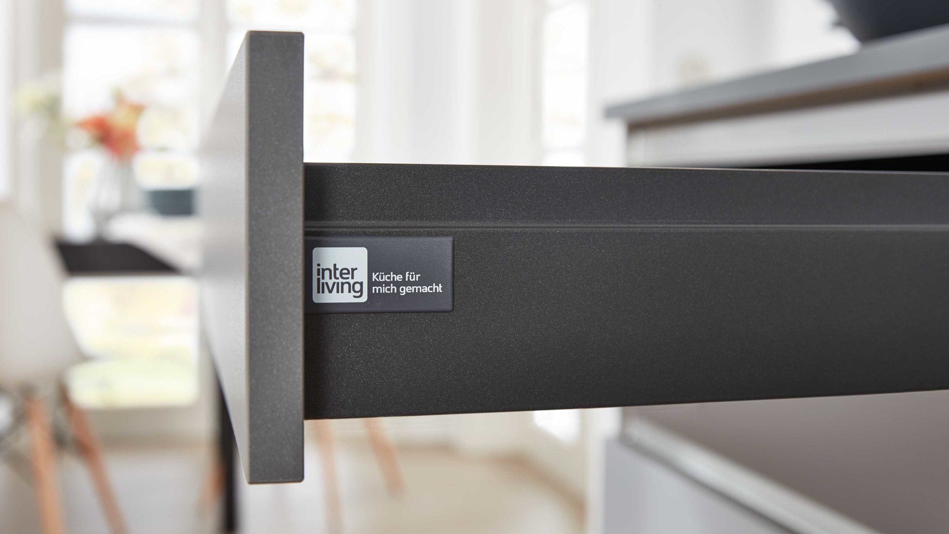 Einbauküche Interliving aus Holz in Grau Interliving Küche Serie 3017 mit AEG Einbaugeräten Quarzgrau & Quarzgrau Metallic – zweizeilig