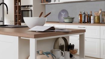 Einbauküche Interliving aus Holz in Weiß Interliving Küche Serie 3002 mit SIEMENS Einbaugeräten Weiß & Steineiche - zweizeilig