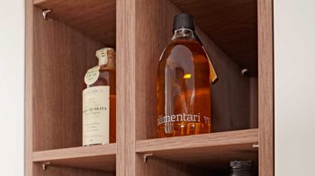 Einbauküche Interliving aus Holz in Weiß Interliving Küche Serie 3002 mit SIEMENS Einbaugeräten Weiß & Steineiche - zweizeilig