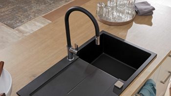 Einbauküche Interliving aus Holz in Weiß Interliving Küche Serie 3002 mit SIEMENS Einbaugeräten Weiß & Steineiche - zweizeilig