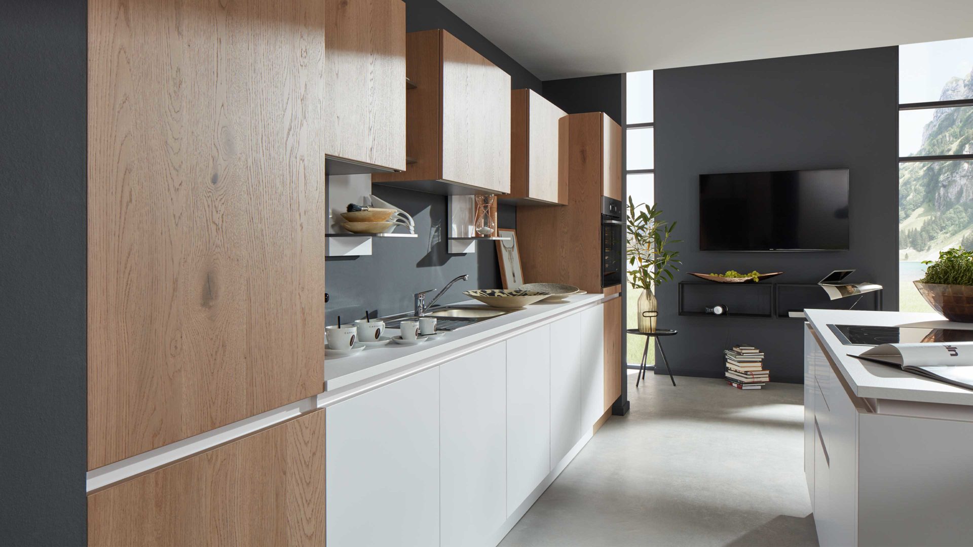 Einbauküche Interliving aus Holz in Weiß Interliving Küche Serie 3013 mit AEG Einbaugeräten Arcticweiß & Eiche Pinot – zweizeilig