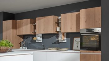 Einbauküche Interliving aus Holz in Weiß Interliving Küche Serie 3013 mit AEG Einbaugeräten Arcticweiß & Eiche Pinot – zweizeilig