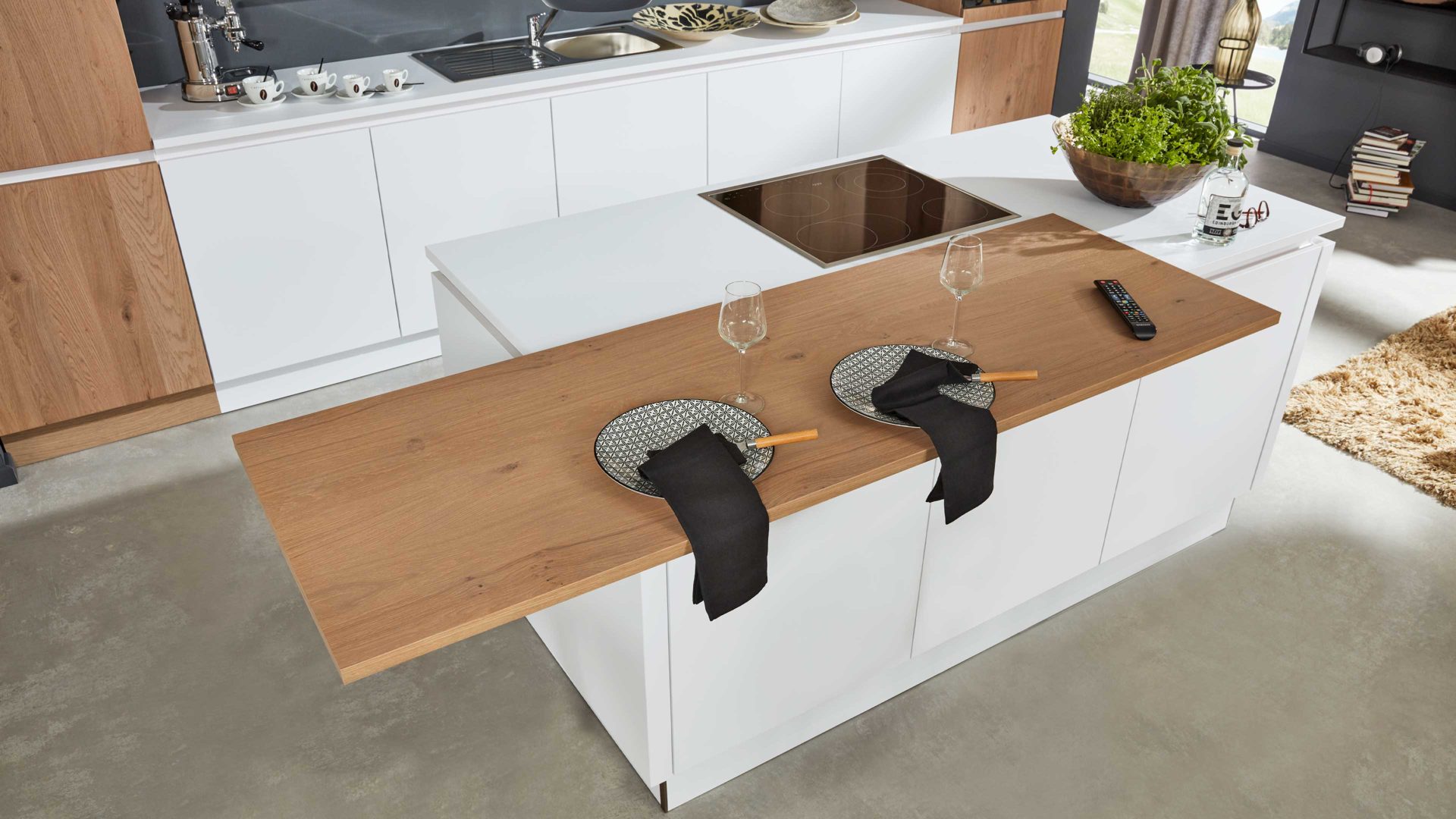 Einbauküche Interliving aus Holz in Weiß Interliving Küche Serie 3013 mit AEG Einbaugeräten Arcticweiß & Eiche Pinot – zweizeilig