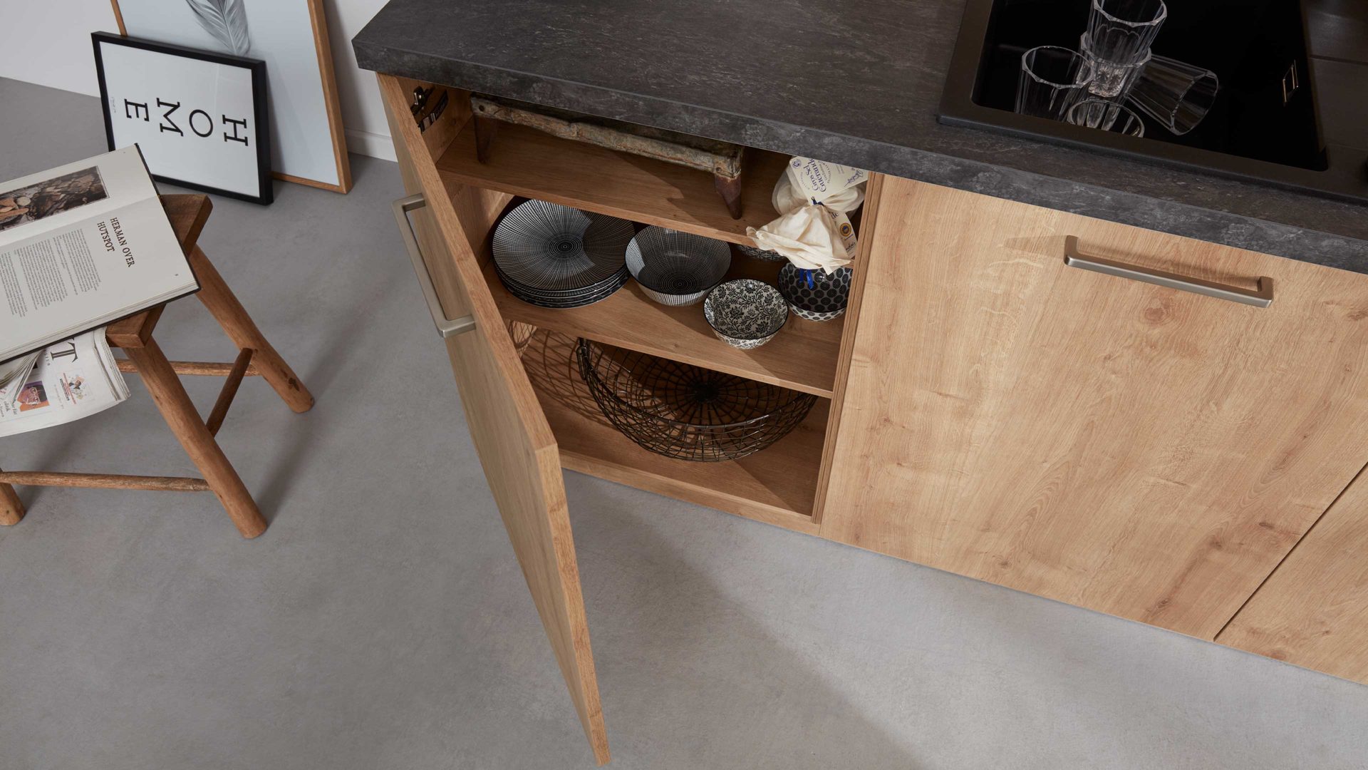 Einbauküche Interliving aus Holz in Weiß Interliving Küche Serie 3014 mit AEG Einbaugeräten Magnolie & Chaleteiche – zweizeilig