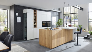 Einbauküche Interliving aus Holz in Weiß Interliving Küche Serie 3084 mit SIEMENS-Einbaugeräten Mattweiß & Eiche Ventura - zweizeilig