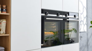 Einbauküche Interliving aus Holz in Weiß Interliving Küche Serie 3084 mit SIEMENS-Einbaugeräten Mattweiß & Eiche Ventura - zweizeilig