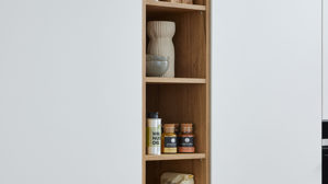 Einbauküche Interliving aus Holz in Weiß Interliving Küche Serie 3084 mit SIEMENS-Einbaugeräten Mattweiß & Eiche Ventura - zweizeilig