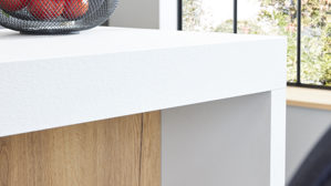 Einbauküche Interliving aus Holz in Weiß Interliving Küche Serie 3084 mit SIEMENS-Einbaugeräten Mattweiß & Eiche Ventura - zweizeilig