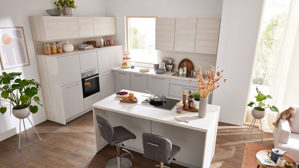 Einbauküche Interliving aus Holz in Hellgrau Interliving Küche Serie 3077 mit Constructa-Einbaugeräten Platingrau & Kiruna Birke - dreizeilig