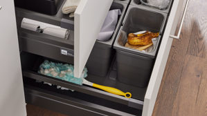 Einbauküche Interliving aus Holz in Hellgrau Interliving Küche Serie 3077 mit Constructa-Einbaugeräten Platingrau & Kiruna Birke - dreizeilig