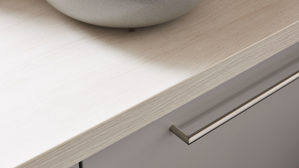 Einbauküche Interliving aus Holz in Hellgrau Interliving Küche Serie 3077 mit Constructa-Einbaugeräten Platingrau & Kiruna Birke - dreizeilig