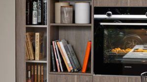 Einbauküche Interliving aus Holz in Holzfarben Interliving Küche Serie 3078 mit SIEMENS Einbaugeräten graphitsilberne Eiche & weißer Beton - dreizeilig