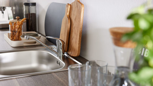 Einbauküche Interliving aus Holz in Holzfarben Interliving Küche Serie 3078 mit SIEMENS Einbaugeräten graphitsilberne Eiche & weißer Beton - dreizeilig