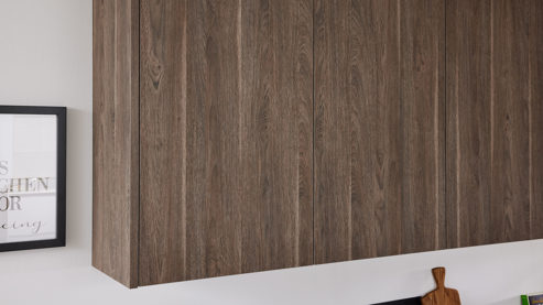 Einbauküche Interliving aus Holz in Holzfarben Interliving Küche Serie 3078 mit SIEMENS Einbaugeräten graphitsilberne Eiche & weißer Beton - dreizeilig