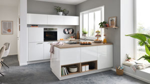 Einbauküche Interliving aus Holz in Weiß Interliving Küche Serie 3081 mit privileg Einbaugeräten Hochglanz Weiß & Natureiche - Stellfläche ca. 250 x 269 cm