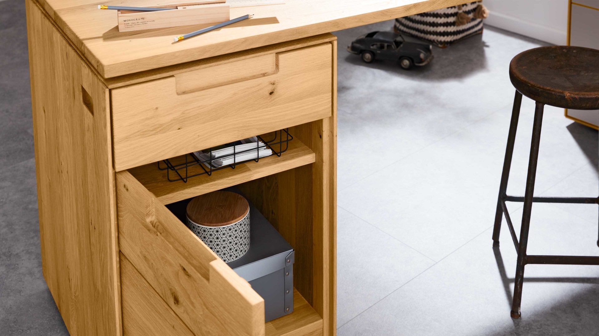 Schreibtisch Interliving aus Holz in Hellgrau Interliving Wohnzimmer Serie 2020 - Verwandlungs-Sideboard Asteiche bianco & Schlamm – zwei Türen, zwei Klappen