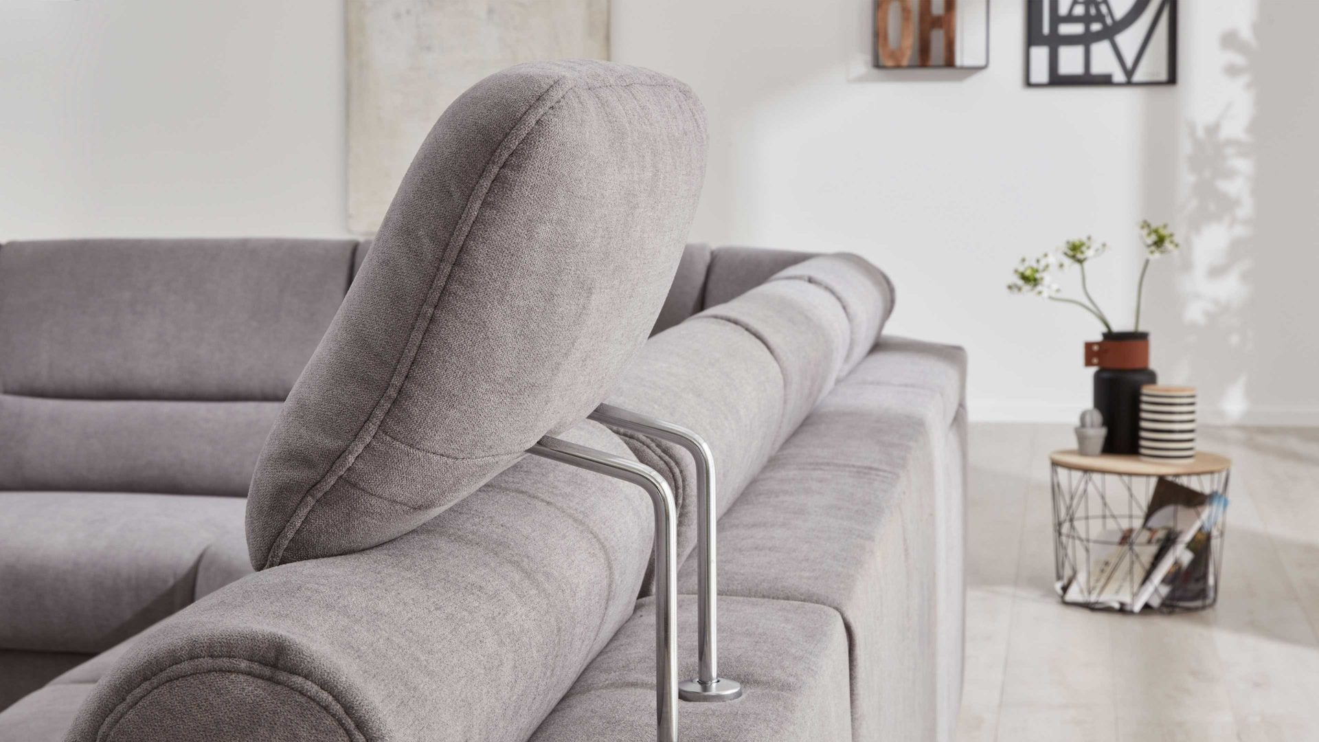 Interliving Sofa Serie 4305 – Bezug CKS, silberfarbener Comfort-Kopfstütze