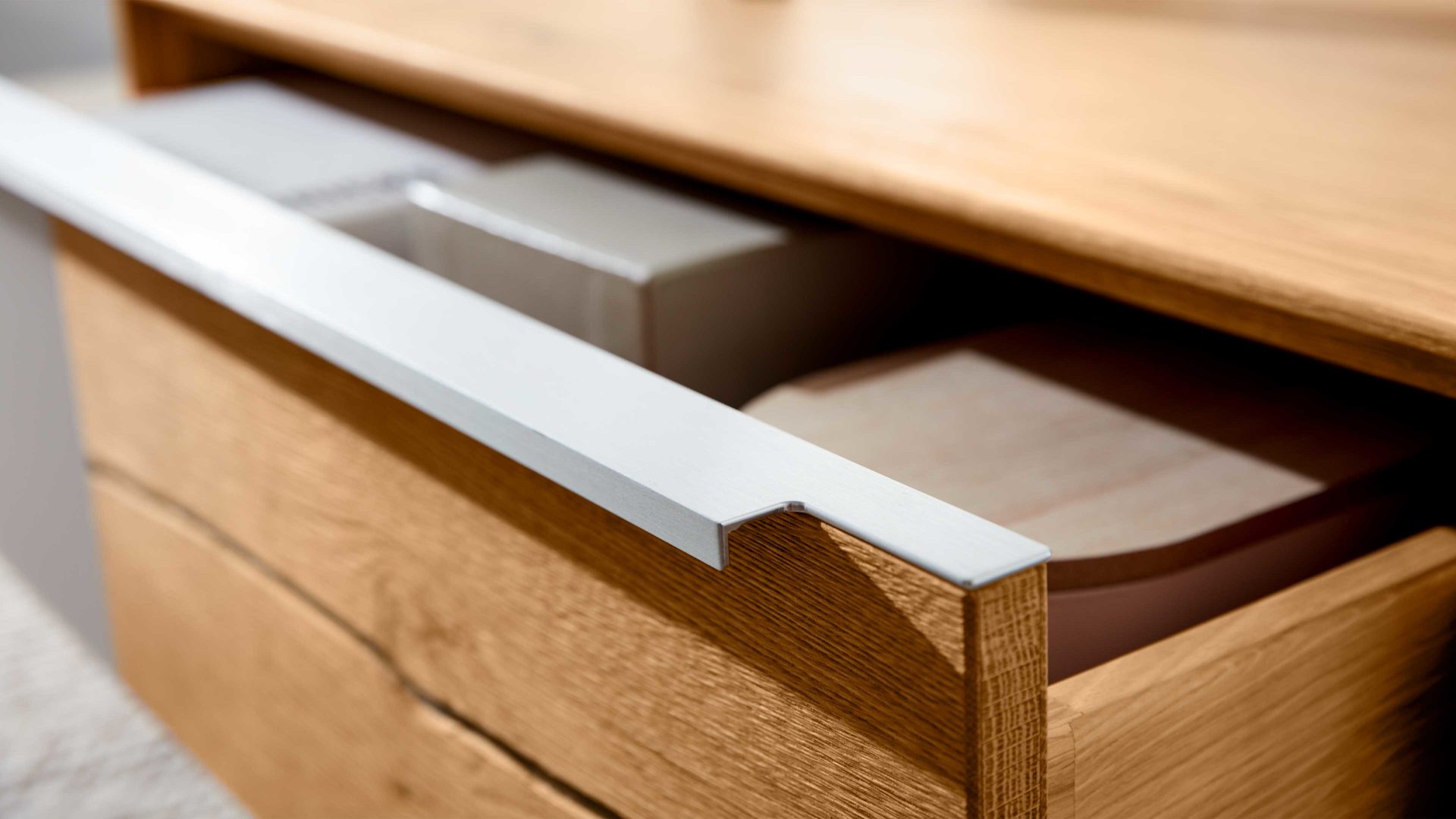 Couchtisch Interliving aus Holz in Hellgrau Interliving Wohnzimmer Serie 2020 - Couchtisch Asteiche, Schlamm & Risseiche– zwei Schubladen, ca. 82 x 82 cm