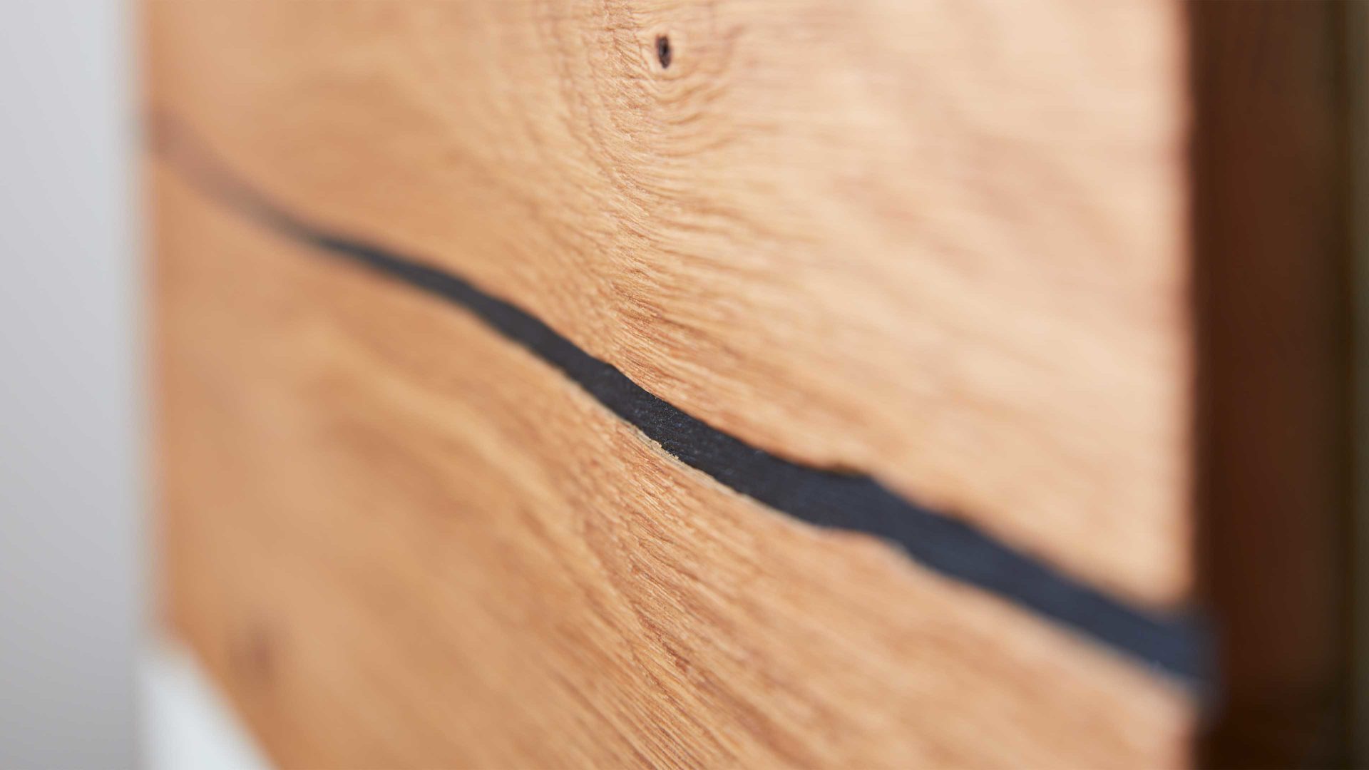 Highboard Interliving aus Holz in Weiß Interliving Wohnzimmer Serie 2020 - Highboard 151124 Optiwhite, Asteiche & Riss-Eiche – zwei Türen, eine Schublade