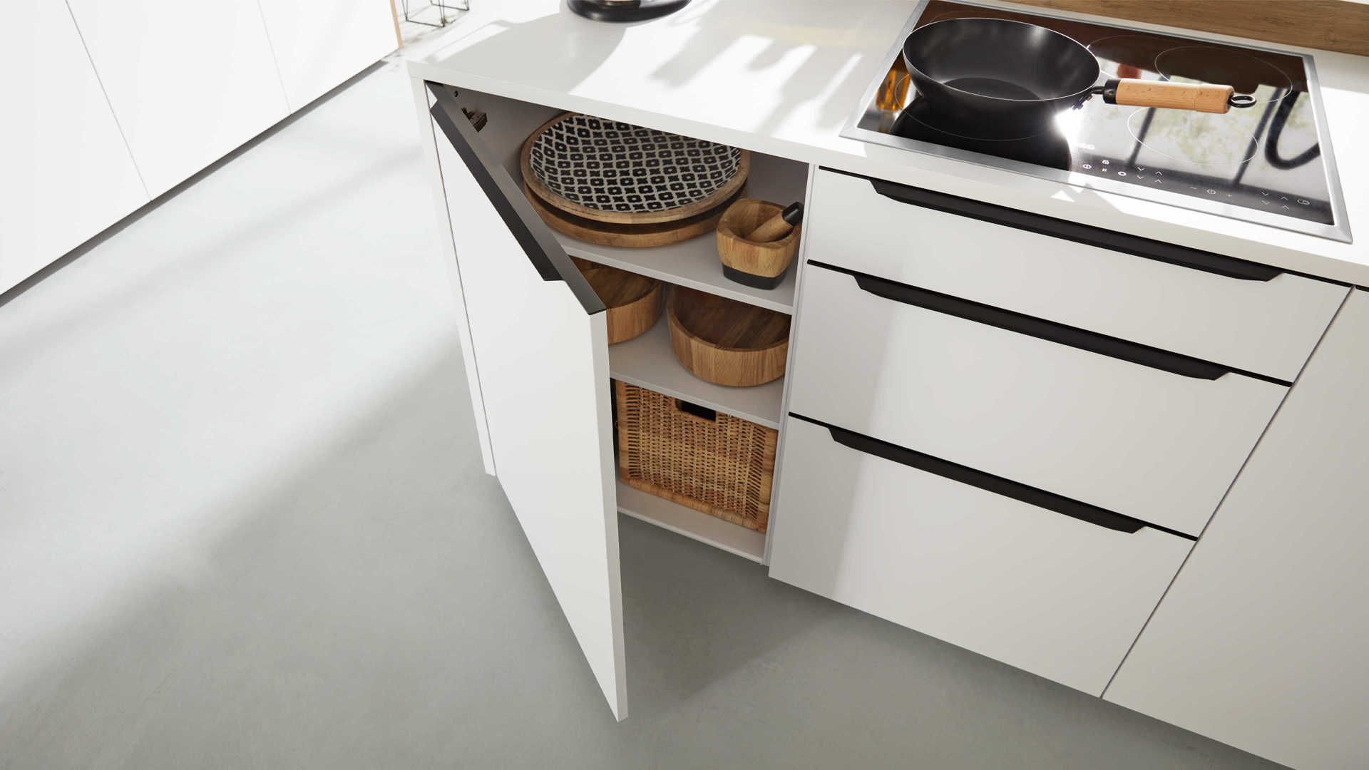 Einbauküche Interliving aus Holz in Weiß Interliving Küche Serie 3039 mit AEG Einbaugeräten Arcticweiß & Vulkaneiche – zweizeilig