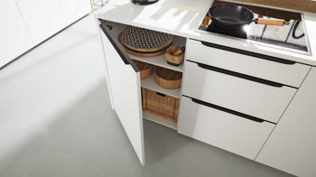 Einbauküche Interliving aus Holz in Weiß Interliving Küche Serie 3039 mit AEG Einbaugeräten Arcticweiß & Vulkaneiche – zweizeilig