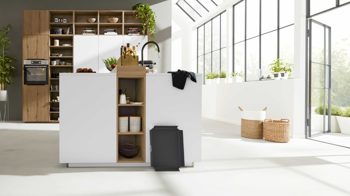 Einbauküche Interliving aus Holz in Weiß Interliving Küche Serie 3039 mit AEG Einbaugeräten Arcticweiß & Vulkaneiche – zweizeilig