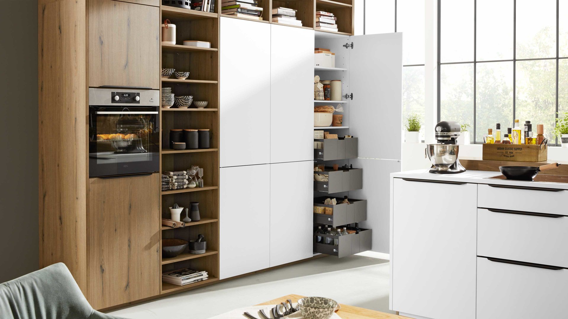 Einbauküche Interliving aus Holz in Weiß Interliving Küche Serie 3039 mit AEG Einbaugeräten Arcticweiß & Vulkaneiche – zweizeilig