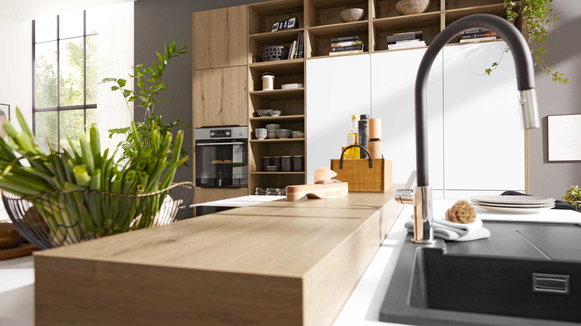 Einbauküche Interliving aus Holz in Weiß Interliving Küche Serie 3039 mit AEG Einbaugeräten Arcticweiß & Vulkaneiche – zweizeilig