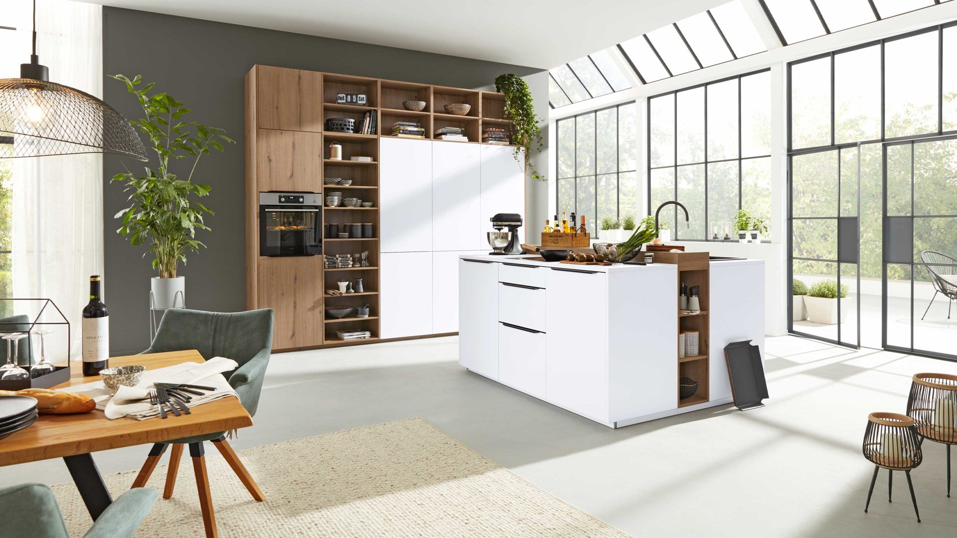 Einbauküche Interliving aus Holz in Weiß Interliving Küche Serie 3039 mit AEG Einbaugeräten Arcticweiß & Vulkaneiche – zweizeilig