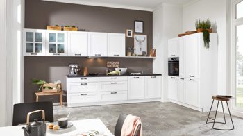 Einbauküche Interliving aus Holz in Weiß Interliving Küche Serie 3023 mit AEG Einbaugeräten Weiß & Mooreiche – zweizeilig