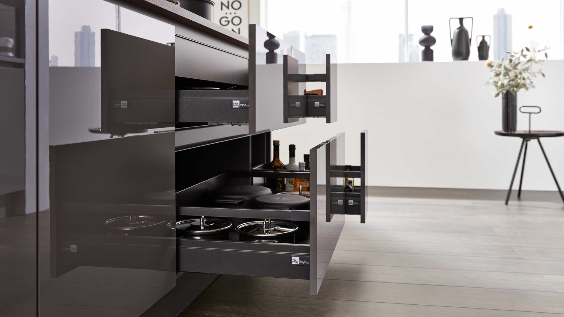 Einbauküche Interliving aus Holz in Grau Interliving Küche Serie 3042 mit SIEMENS Einbaugeräten Quarzgrau & Eiche Graphitsilber  – zweizeilig