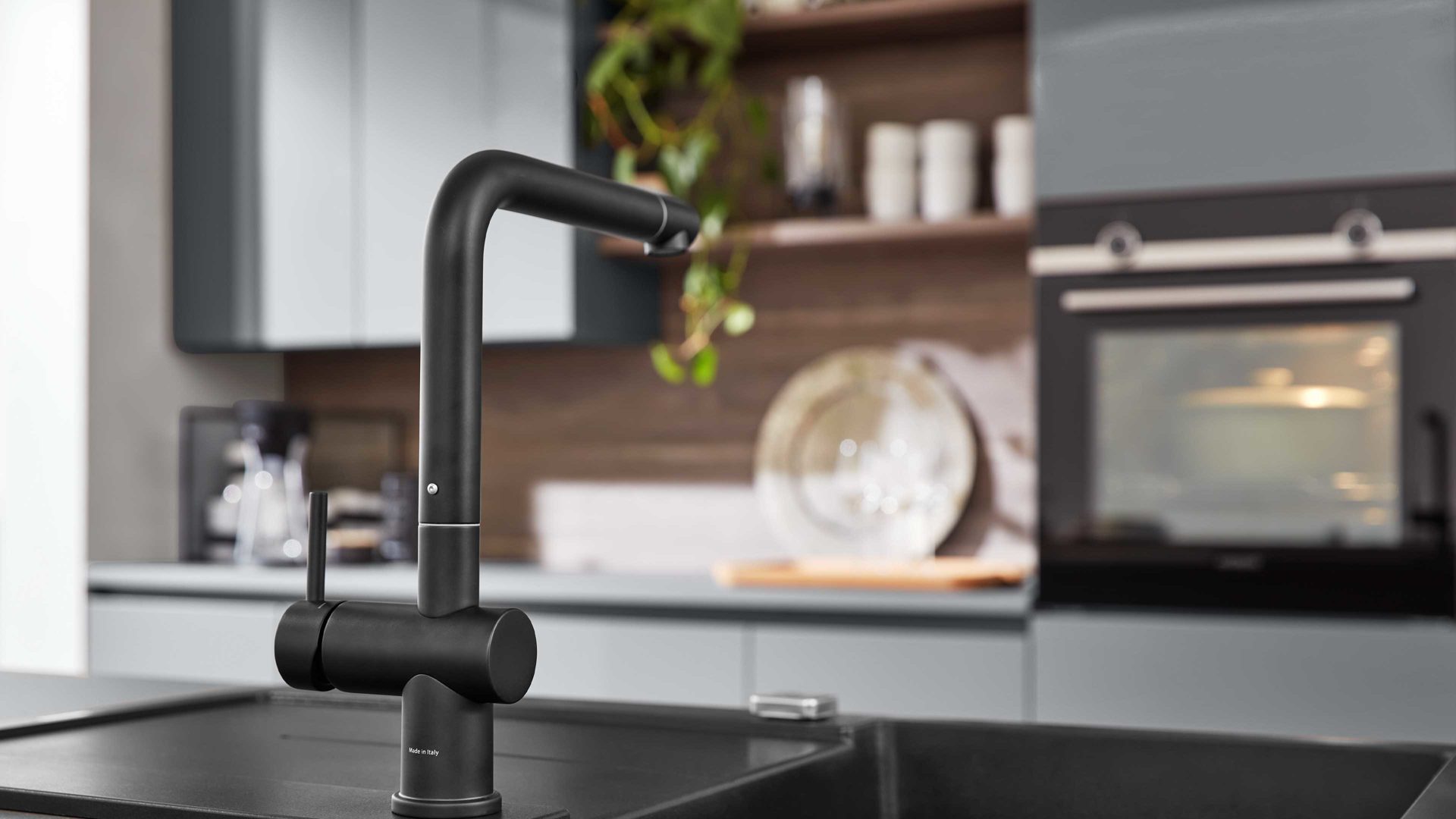 Einbauküche Interliving aus Holz in Grau Interliving Küche Serie 3042 mit SIEMENS Einbaugeräten Quarzgrau & Eiche Graphitsilber  – zweizeilig