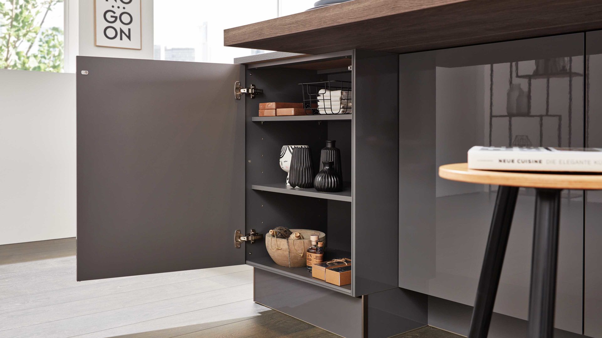 Einbauküche Interliving aus Holz in Grau Interliving Küche Serie 3042 mit SIEMENS Einbaugeräten Quarzgrau & Eiche Graphitsilber  – zweizeilig