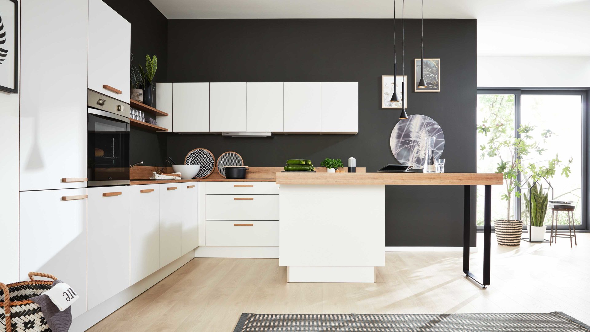 Einbauküche Interliving aus Holz in Weiß Interliving Küche Serie 3043 mit privileg Einbaugeräten Weiß & Vulkaneiche – Stellfläche ca. 365 x 258 cm