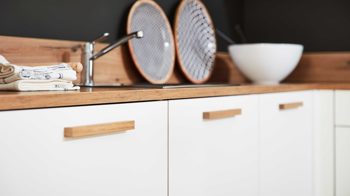 Einbauküche Interliving aus Holz in Weiß Interliving Küche Serie 3043 mit privileg Einbaugeräten Weiß & Vulkaneiche – Stellfläche ca. 365 x 258 cm