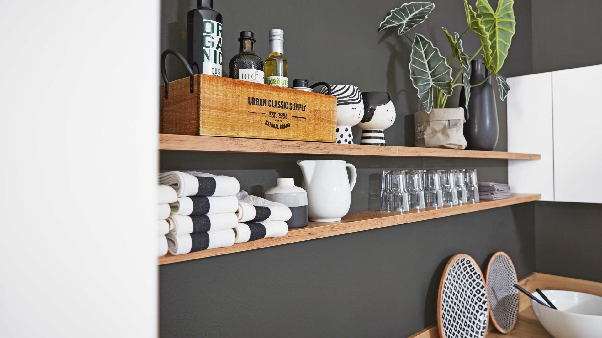 Einbauküche Interliving aus Holz in Weiß Interliving Küche Serie 3043 mit privileg Einbaugeräten Weiß & Vulkaneiche – Stellfläche ca. 365 x 258 cm