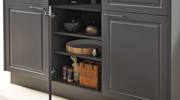 Einbauküche Interliving aus Holz in Dunkelgrau Interliving Küche Serie 3044 mit Miele Einbaugeräten Graphit & Kernbuche – zweizeilig