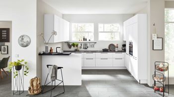 Einbauküche Interliving aus Holz in Grau Interliving Küche Serie 3045 mit AEG Einbaugeräten Weiß – Stellfläche ca. 285 x 400 cm