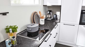 Einbauküche Interliving aus Holz in Grau Interliving Küche Serie 3045 mit AEG Einbaugeräten Weiß – Stellfläche ca. 285 x 400 cm