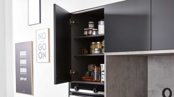 Einbauküche Interliving aus Holz in Schwarz Interliving Küche Serie 3047 mit SIEMENS Einbaugeräten Schwarz & Beton  – zweizeilig