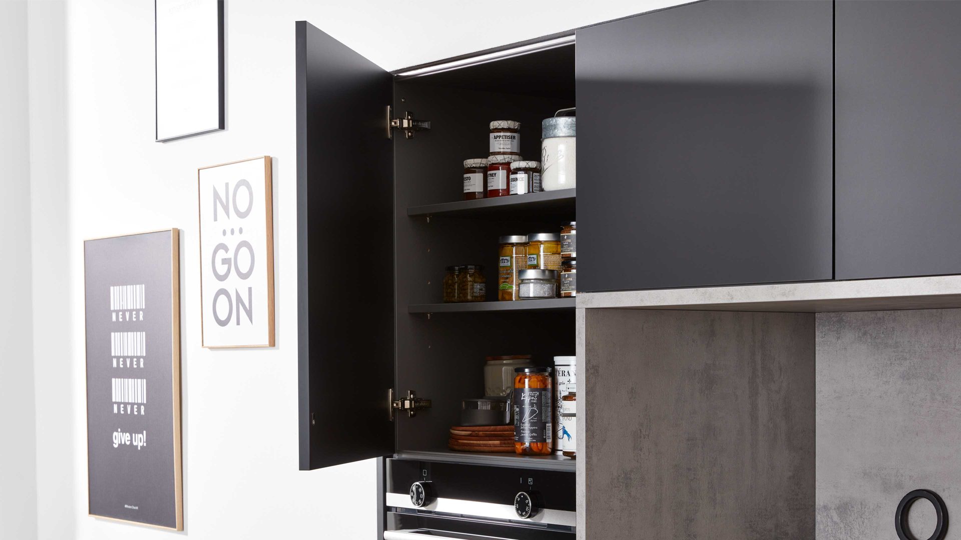 Einbauküche Interliving aus Holz in Schwarz Interliving Küche Serie 3047 mit SIEMENS Einbaugeräten Schwarz & Beton  – zweizeilig