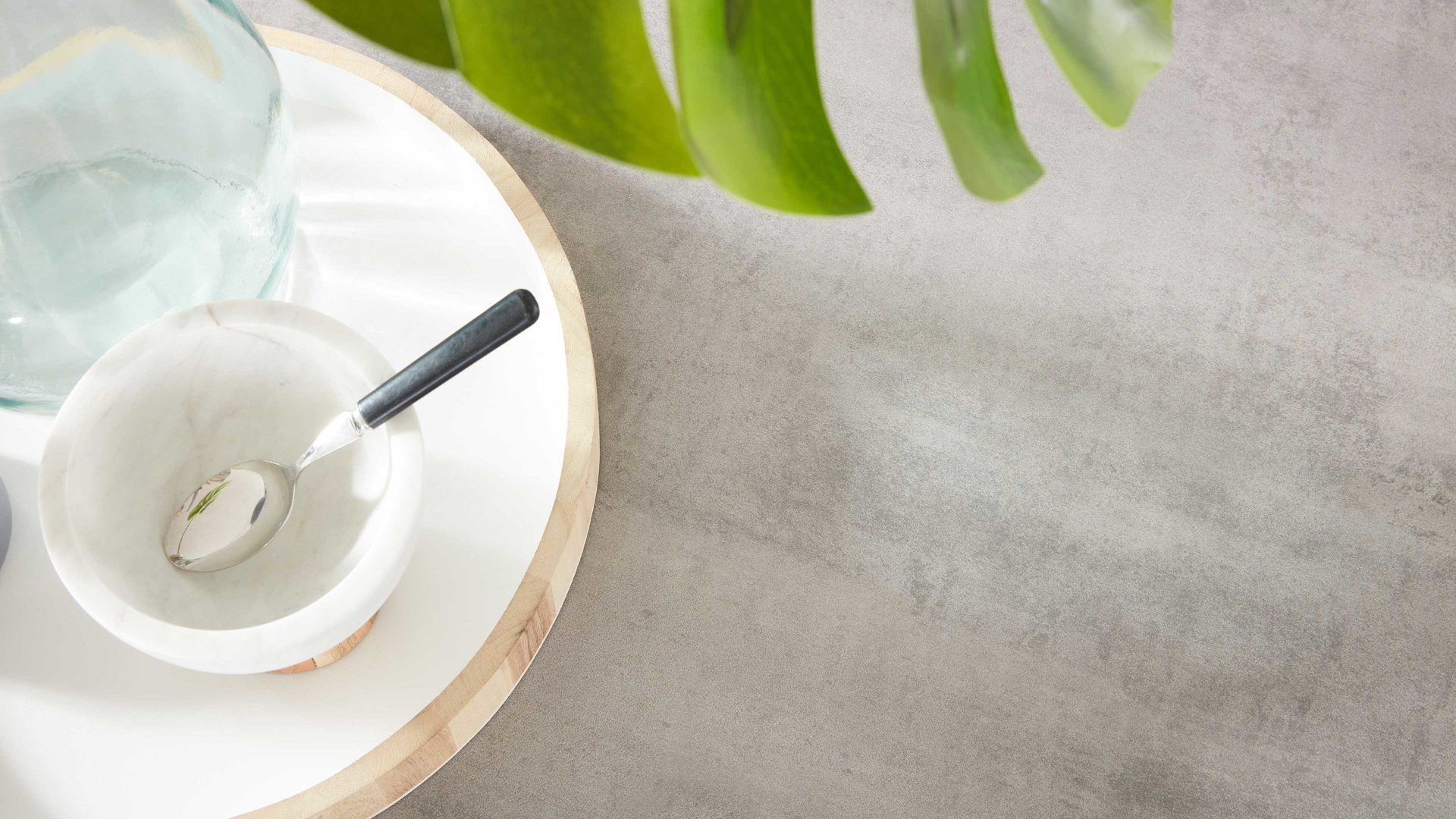 Einbauküche Interliving aus Holz in Schwarz Interliving Küche Serie 3047 mit SIEMENS Einbaugeräten Schwarz & Beton  – zweizeilig