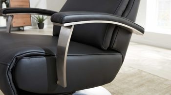 Relaxsessel Interliving aus Leder in Anthrazit Interliving Sofa Serie 4541 – Relaxsessel C manuell - anthrazitfarbenes Leder Credo & Tellerfuß V6