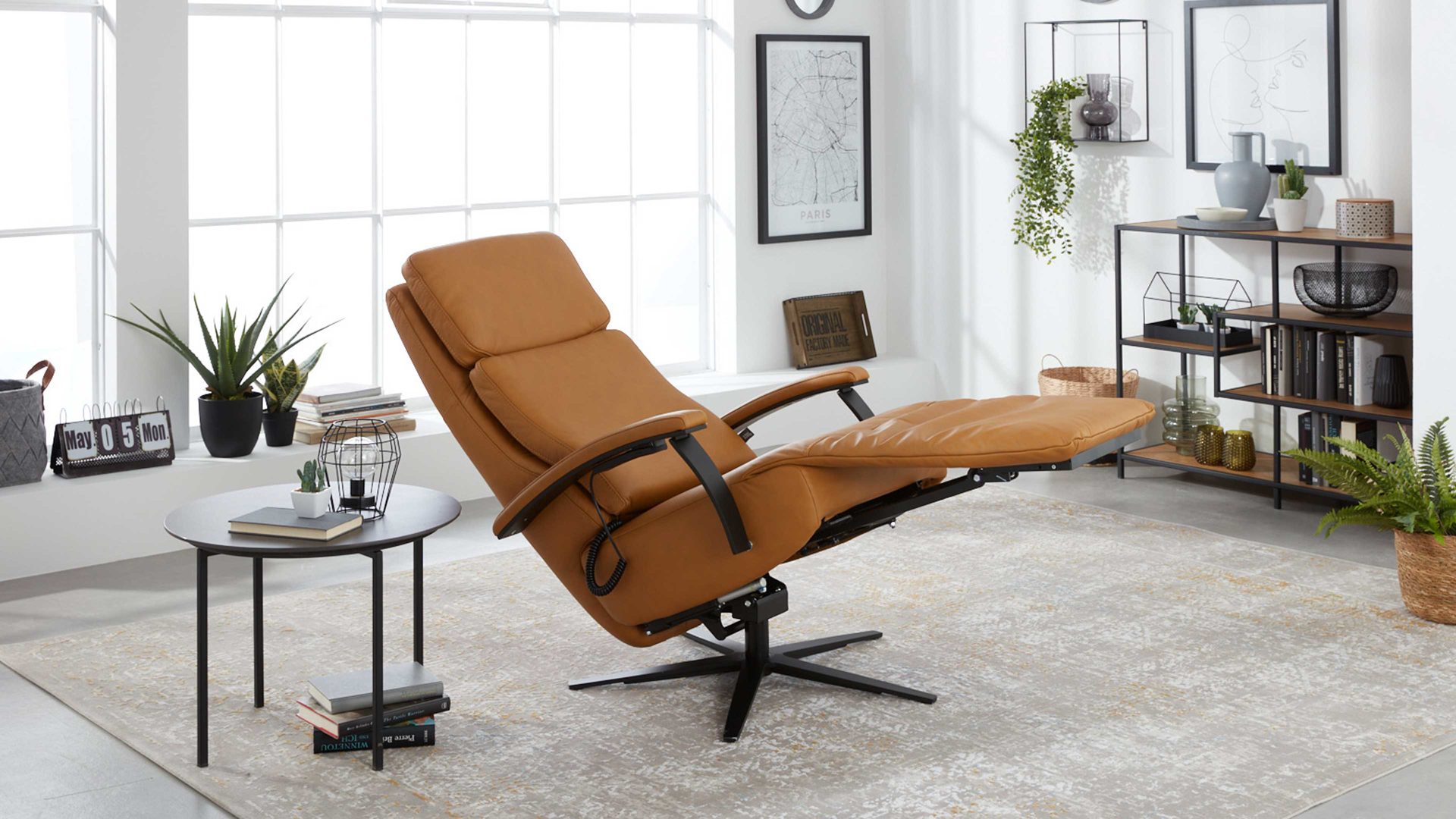 Relaxsessel Interliving aus Leder in Orange Interliving Sessel Serie 4541 – Relaxsessel F motorisch - kurkumafarbenes LongLife-Leder Vivre & Sternfuß V4S