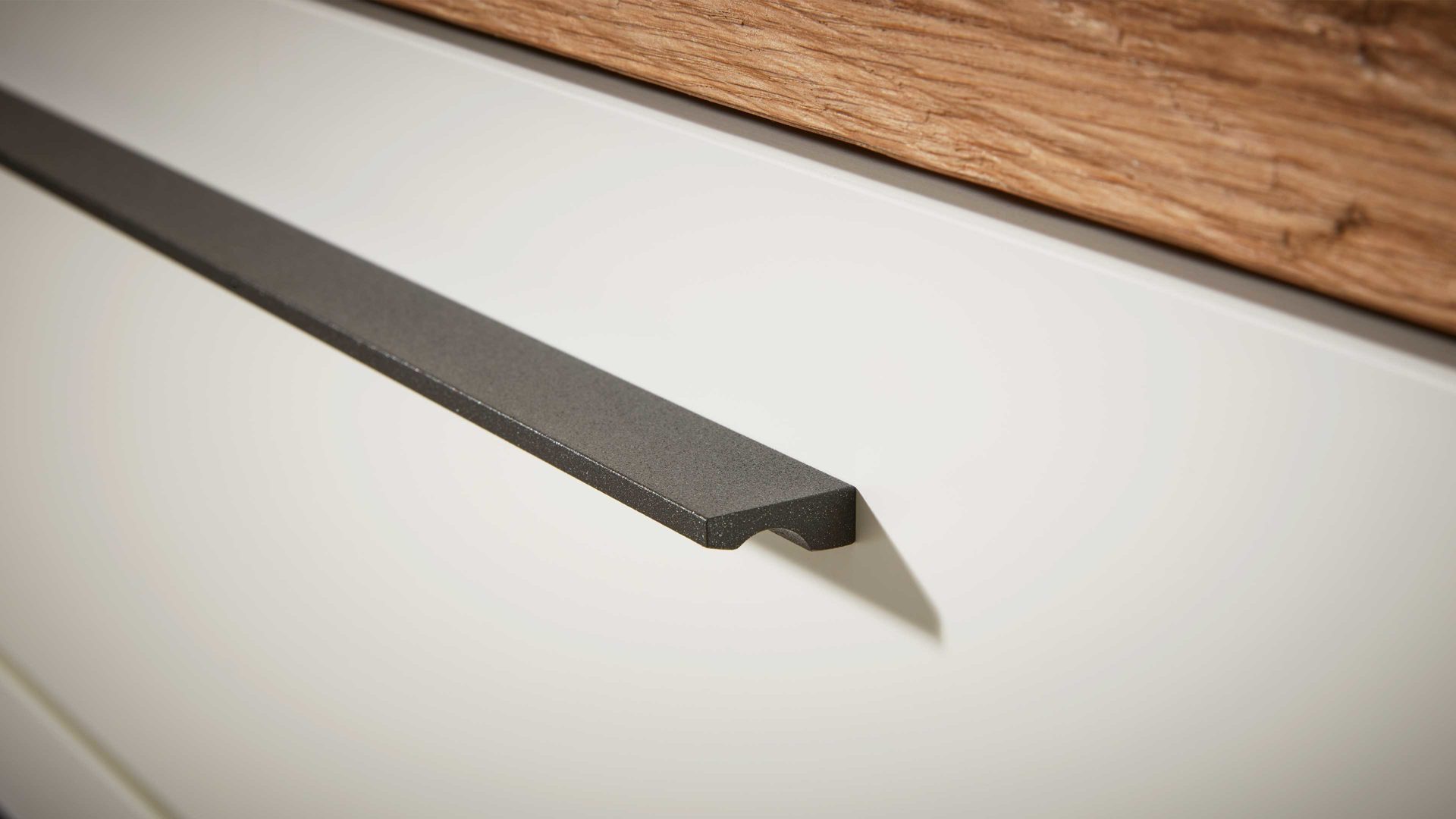 Schubladenkommode Interliving aus Holz in Weiß Interliving Schlafzimmer Serie 1025 – Schubladenkommode Weiß & Balkeneiche gehackt - vier Schubladen